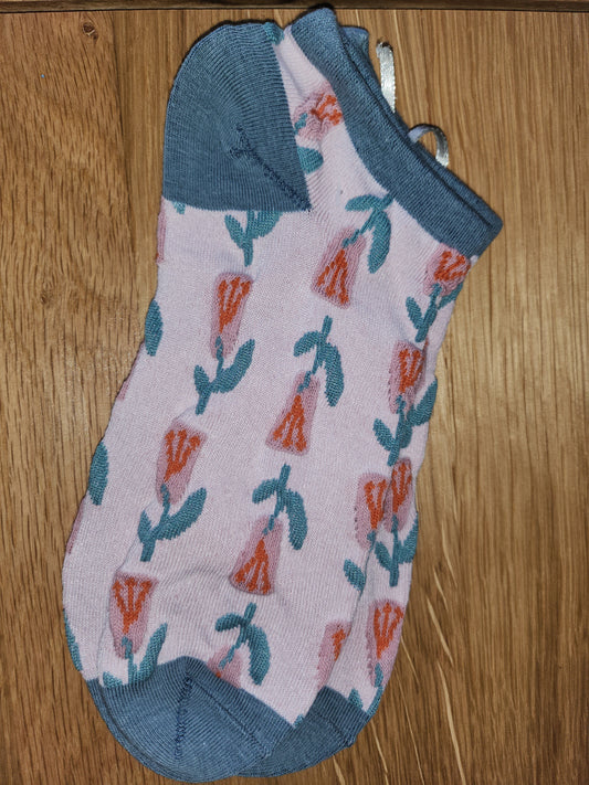 Trainer socks in pink and denim blue.