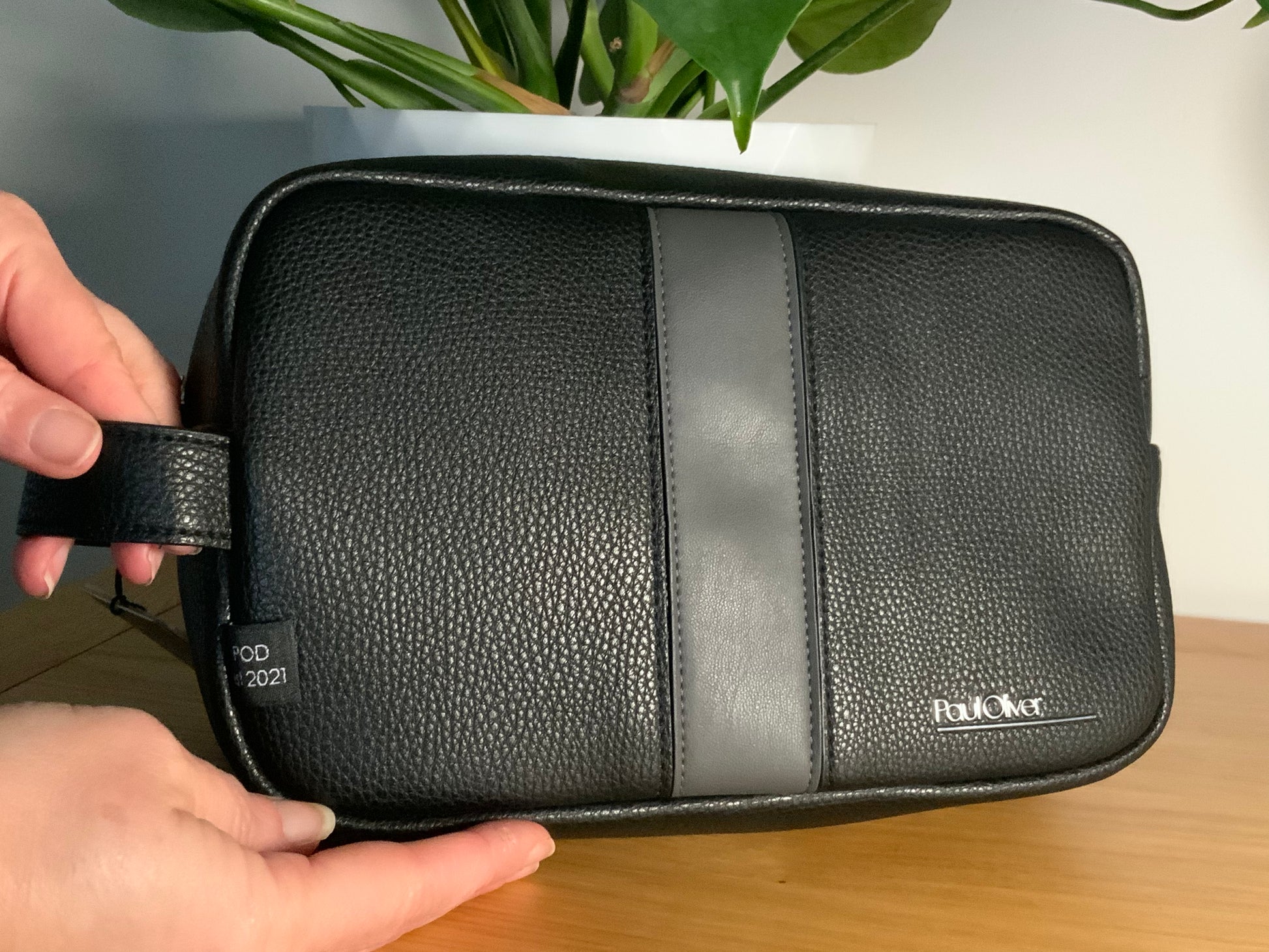 Black wash bag with graphite stripe