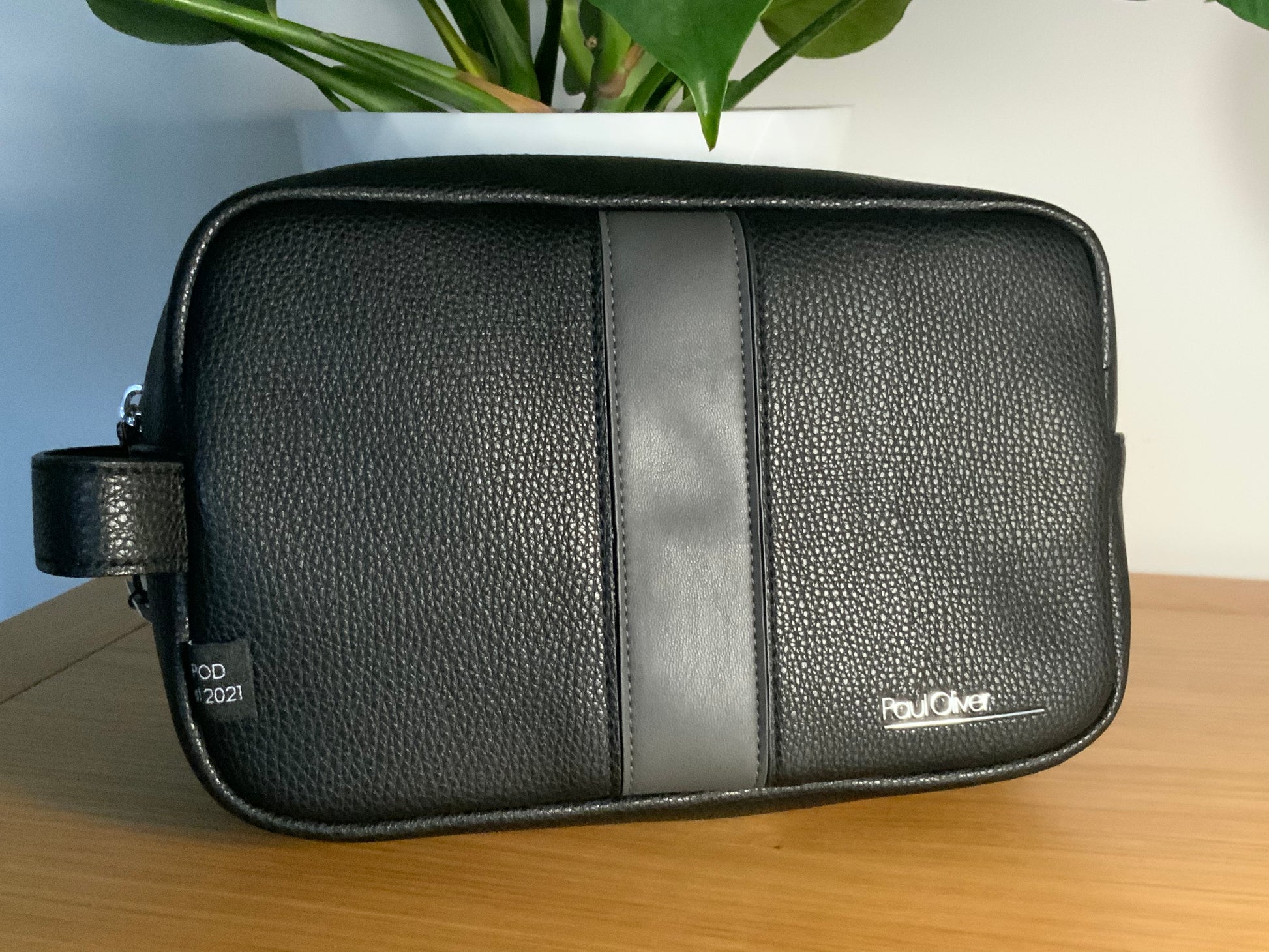 Black wash bag with graphite stripe